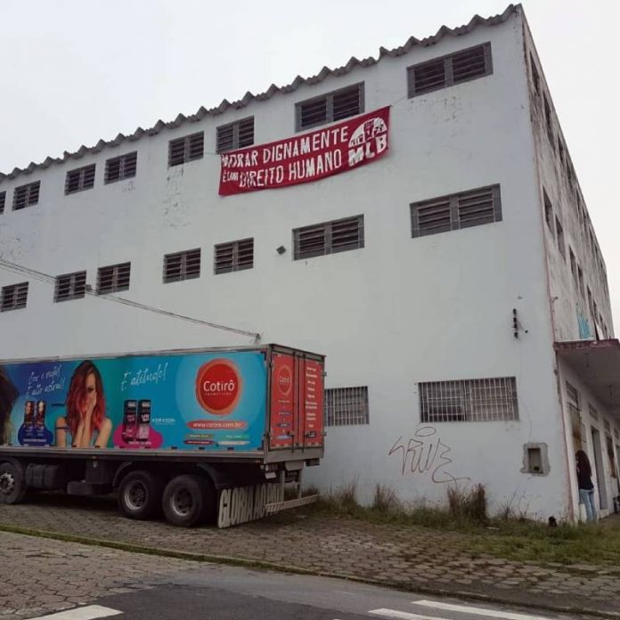 faixa ocupação anita garibaldi fora do imóvel - Militantes ocupam prédio do Estado abandonado no bairro Capoeiras