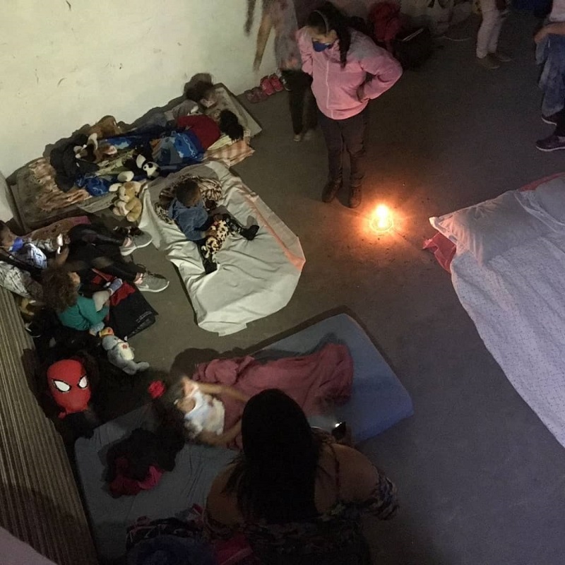 famílias ocupam prédio com colchões no chão e crianças dormindo sobre - ocupação em prédio do estado capoeiras florianópolis