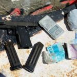 Adolescente é morto em tiroteio com a PM no Morro do Mocotó, em Florianópolis armas, pentes de munição e dinheiro no chão achados após tiroteio no morro do mocotó, entre policiais e traficantes