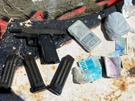 armas, pentes de munição e dinheiro no chão achados após tiroteio no morro do mocotó, entre policiais e traficantes