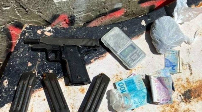 armas, pentes de munição e dinheiro no chão achados após tiroteio no morro do mocotó, entre policiais e traficantes