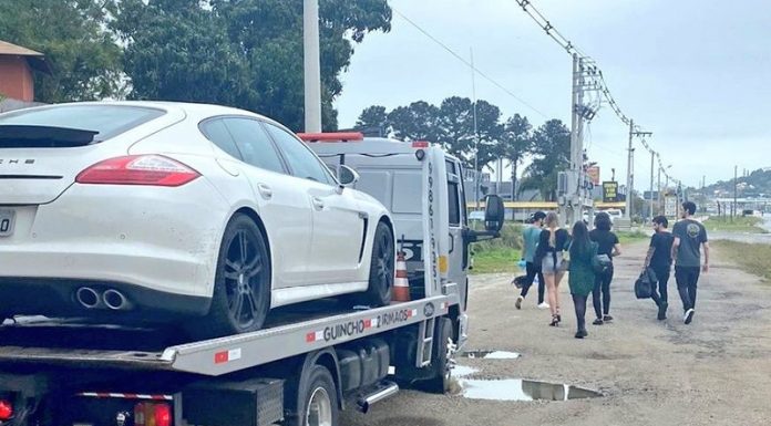 Motorista de Porsche dirige a 174 km/h em Florianópolis