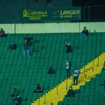 Retorno dos torcedores aos estádios foi um gol de placa poucos torcedores do figueirense an arquibancada do estádio orlando scarpelli