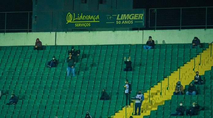 poucos torcedores do figueirense an arquibancada do estádio orlando scarpelli