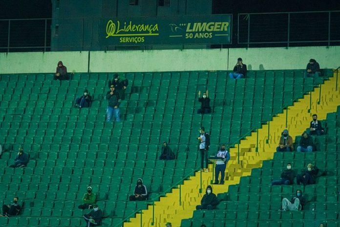 poucos torcedores do figueirense an arquibancada do estádio orlando scarpelli