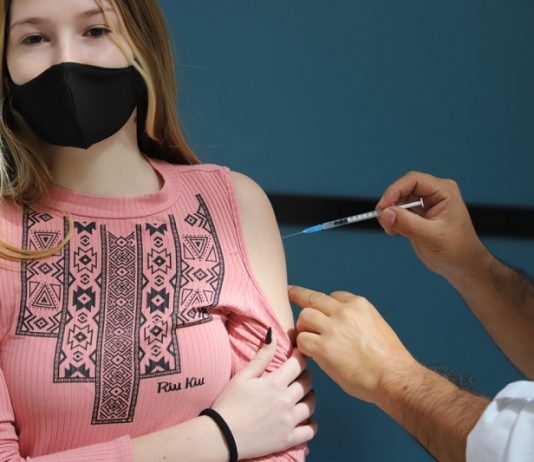 Estado e municípios decidem manter vacinação contra a Covid dos adolescentes de 12 a 17 anos