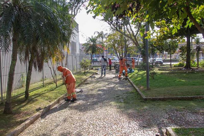Equipe de aproximadamente 200 funcionários do município trabalha na limpeza geral nos bairros durante 30 dias
