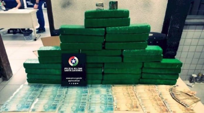 PM apreende 21 quilos de maconha e 30 mil reais na Capital