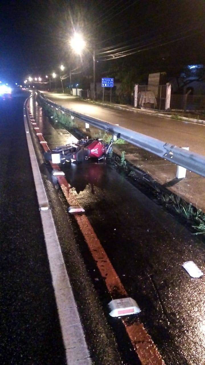 moto caída na sc 401 em florianópolis após acidente que matou mulher de 30 anos