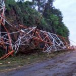 Torre de emissora de rádio desaba na BR-282 em Xaxim - estrutura colapsada sobre meia pista da rodovia em trecho ligeiramente curvo e com paradão de pedra ao lado