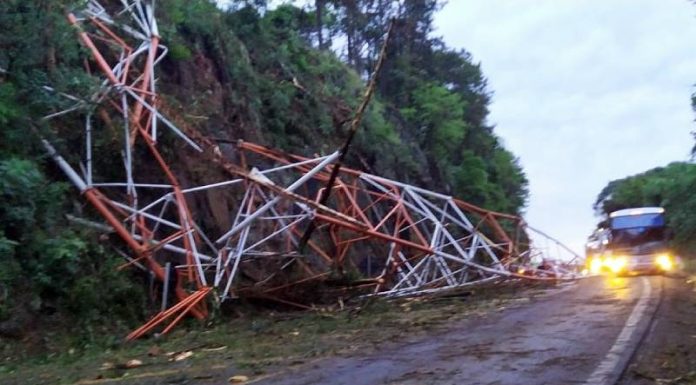 Torre de emissora de rádio desaba na BR-282 em Xaxim - estrutura colapsada sobre meia pista da rodovia em trecho ligeiramente curvo e com paradão de pedra ao lado