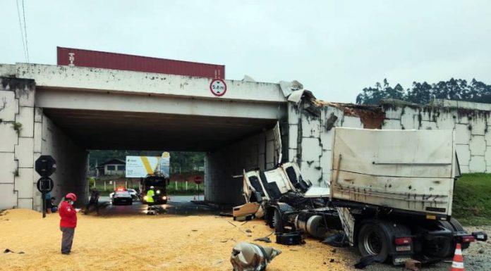 Caminhão colide na traseira de carro na BR-101 em Penha e cai de viaduto