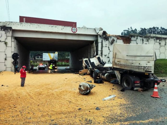 Caminhão colide na traseira de carro na BR-101 em Penha e cai de viaduto