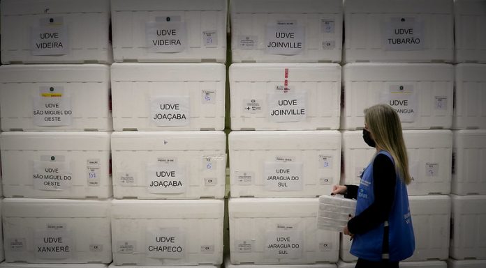 Campanha exalta a máquina estatal na distribuição de vacinas em SC