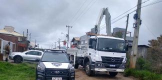 Desligamento de ligações clandestinas no Campeche - Celesc/Divulgação/CSC