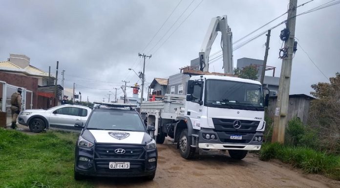 Desligamento de ligações clandestinas no Campeche - Celesc/Divulgação/CSC