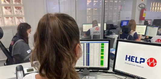 Aliança Pela Vida é encerrado com 6.838 atendimentos na Grande Florianópolis Aliança Pela Vida é encerrado - atendente vista de costas em frente a dos monitores onde se lê "help" em um