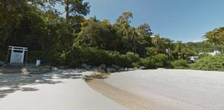 Rio das Ostras, que deságua na Praia de Jurerê, em Florianópolis, está contaminado por esgoto