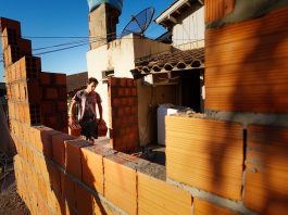 Governo lança programa para construção de casas populares em Santa Catarina SC Mais Moradia Governo lança programa para combater déficit habitacional - homem carrega tijolos em obra