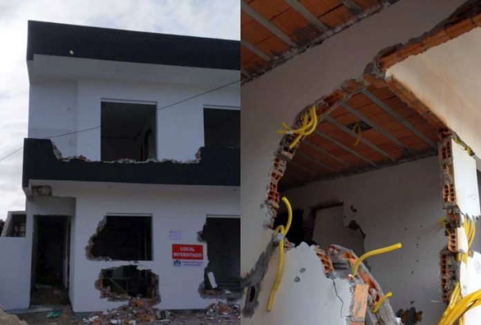 Prédio irregular no Campeche é demolido pela prefeitura