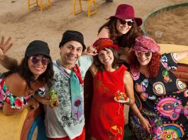 Zeca Baleiro abre programação da 20ª Mostra de Cinema Infantil de Florianópolis - músico com outras quatro integrantes da banda