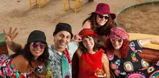 Zeca Baleiro abre programação da 20ª Mostra de Cinema Infantil de Florianópolis - músico com outras quatro integrantes da banda