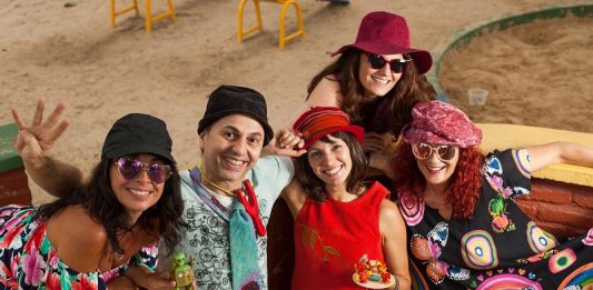 Zeca Baleiro abre programação da 20ª Mostra de Cinema Infantil de Florianópolis neste sábado Zeca Baleiro abre programação da 20ª Mostra de Cinema Infantil de Florianópolis - músico com outras quatro integrantes da banda
