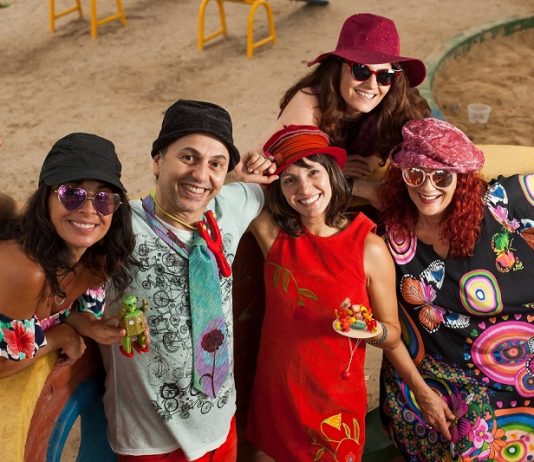 Zeca Baleiro abre programação da 20ª Mostra de Cinema Infantil de Florianópolis - músico com outras quatro integrantes da banda
