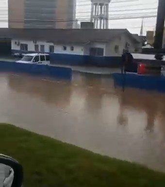 BR-101 em Imbituba tem queda de barreira e Palhoça registra alagamentos
