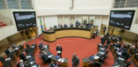 Silenciosamente, deputados da Alesc encaminham suas aposentadorias especiais