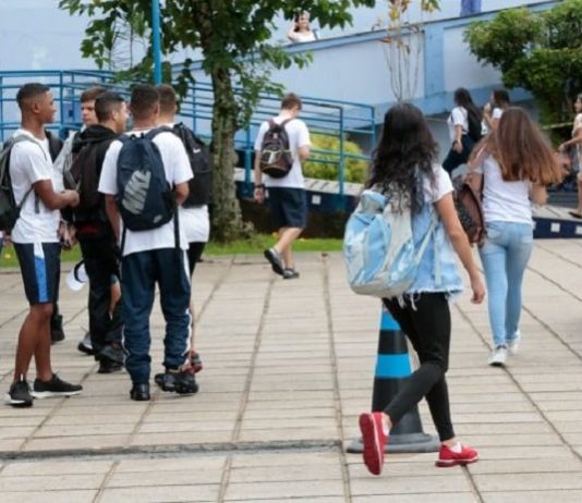 100 mil estudantes estavam fora da escola em 2021 em SC Estudantes em SC