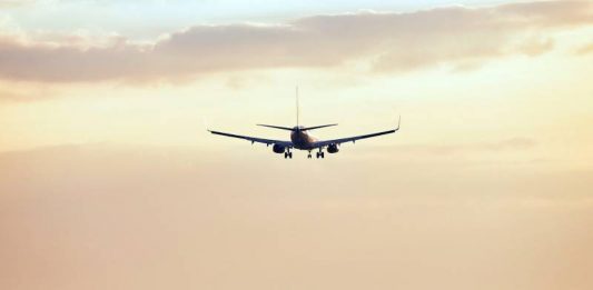 Brasil proíbe vôos de seis países para barrar entrada da variante ômicron avião pousando