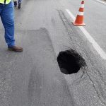 Parte do pavimento da BR 101 em São José cedeu; concessionária trabalha para fechamento emergencial