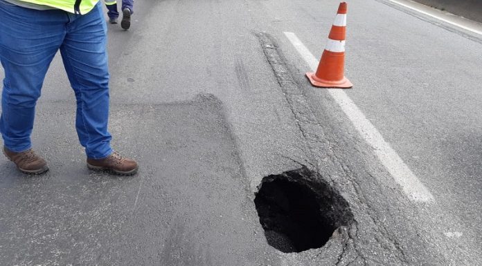 Parte do pavimento da BR 101 em São José cedeu; concessionária trabalha para fechamento emergencial