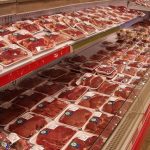 freezer aberto em supermercado com pacotes de carne bovina - preço não caiu em santa catarina