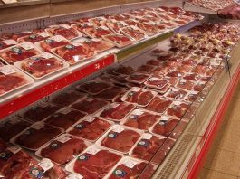 freezer aberto em supermercado com pacotes de carne bovina - preço não caiu em santa catarina