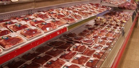 Carne vencida é apreendida em supermercados de São José freezer aberto em supermercado com pacotes de carne bovina - preço não caiu em santa catarina