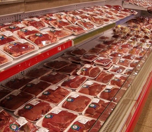 Preço do quilo de alcatra vai de R$ 34 a R$ 100 na Grande Florianópolis freezer aberto em supermercado com pacotes de carne bovina - preço não caiu em santa catarina
