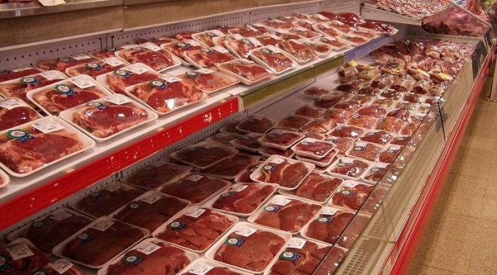 freezer aberto em supermercado com pacotes de carne bovina - preço não caiu em santa catarina