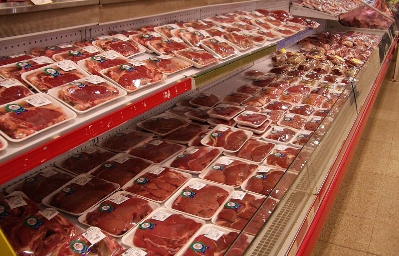 freezer aberto em supermercado com pacotes de carne bovina - preço não caiu em santa catarina