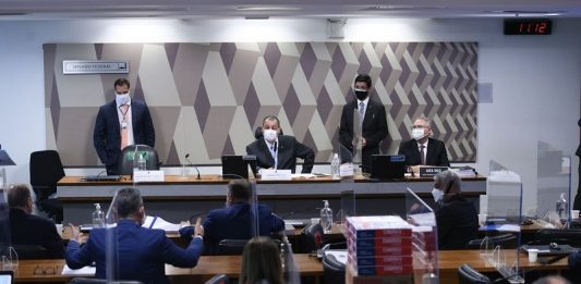 Relatório da CPI da Covid pede 68 indiciamentos, incluindo presidente, filhos e ministros - senadores da cpi em sessão