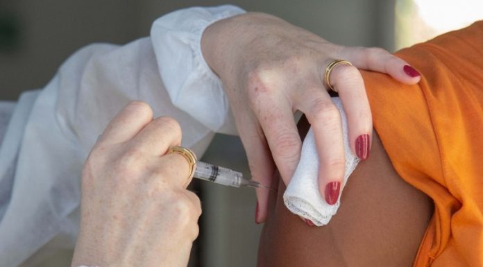 São José, Florianópolis e Palhoça aplicam doses de reforço contra Covid nesta sexta vacinação de doses de reforço contra covid na grande florianópolis - profissional de saúde vacina pessoa no braço