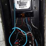 relógio de luz com os fios de energias cortados após furto em capoeiras