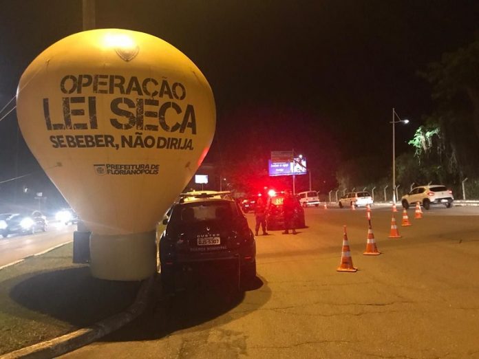 Guarda de Florianópolis realiza blitz da Lei Seca, com 5 flagrantes