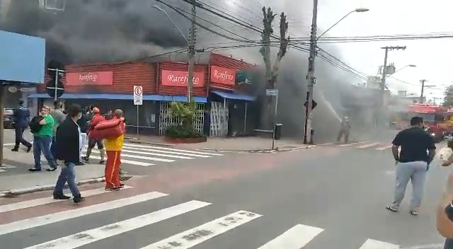 Incêndio atinge loja em Canasvieiras