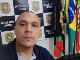 Delegado Manoel Galeno assume delegacia regional de São José Delegado Manoel Galeno assume delegacia regional de São José - galeno em foto na frente de painel da polícia civil e bandeiras