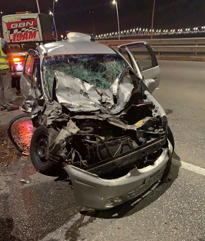 carro de motorista embrigado com a frente completamente destruída após acidente da ponte pedro ivo campo