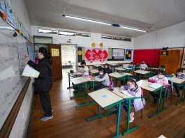Inscrição para sorteio de vagas em 40 escolas estaduais começa nesta quarta professora em sala de aula com alunos afastados e todos de máscara - descompactaçaõ da tabela do magistério em pauta em santa catarina