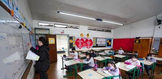 Inscrição para sorteio de vagas em 40 escolas estaduais começa nesta quarta professora em sala de aula com alunos afastados e todos de máscara - descompactaçaõ da tabela do magistério em pauta em santa catarina