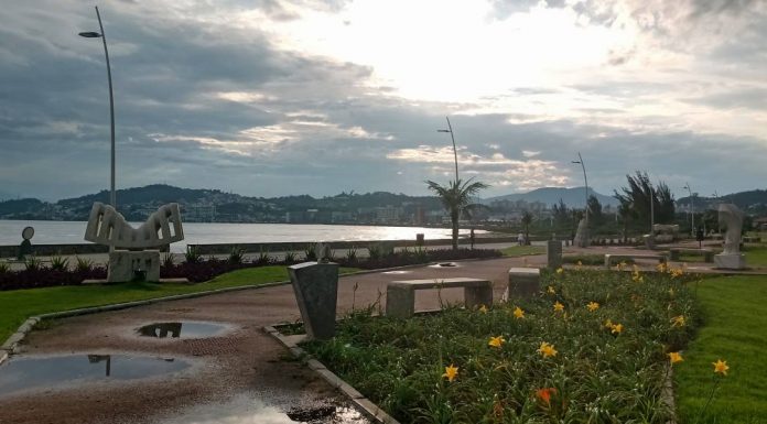 jardim das esculturas no calçadão da av. beira-mar de são josé com cidade ao fundo